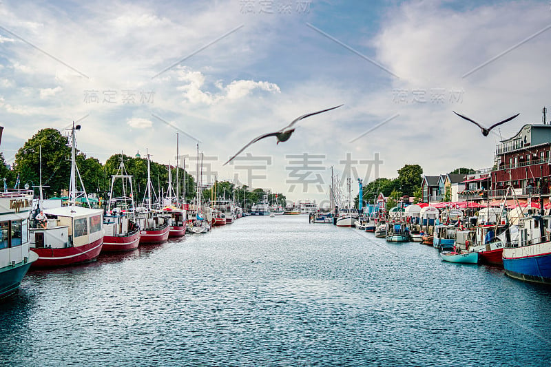 运河与船舶和波罗的海Warnemünde，罗斯托克德国