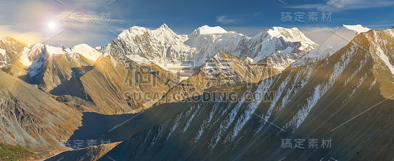 美丽的秋景，阿尔泰山俄。