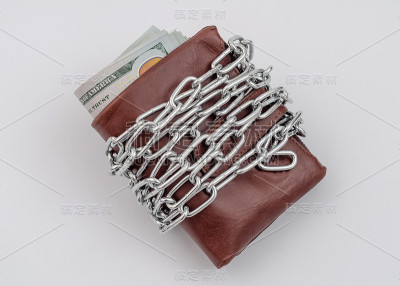 钱袋上有金属链倒扣
