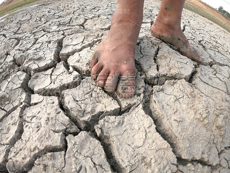 双脚踩在干燥的地方