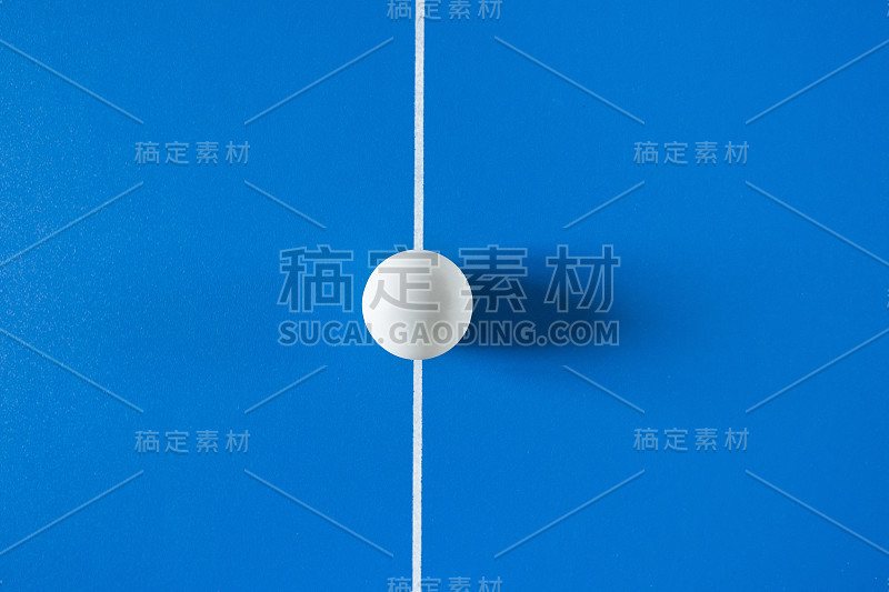 一个白色的网球作为乒乓球在蓝色的背景。