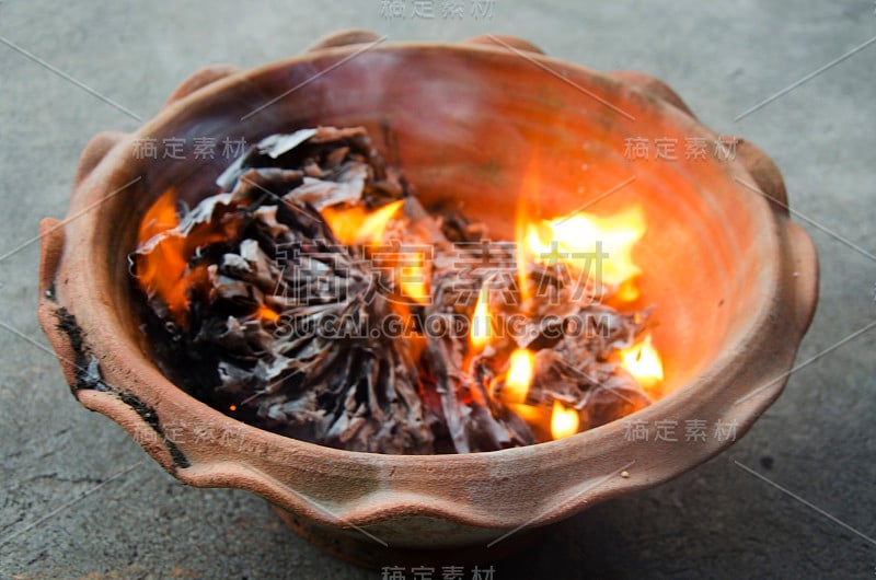 人们烧纸、金、银纸钱来祭拜