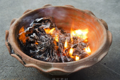 人们烧纸、金、银纸钱来祭拜