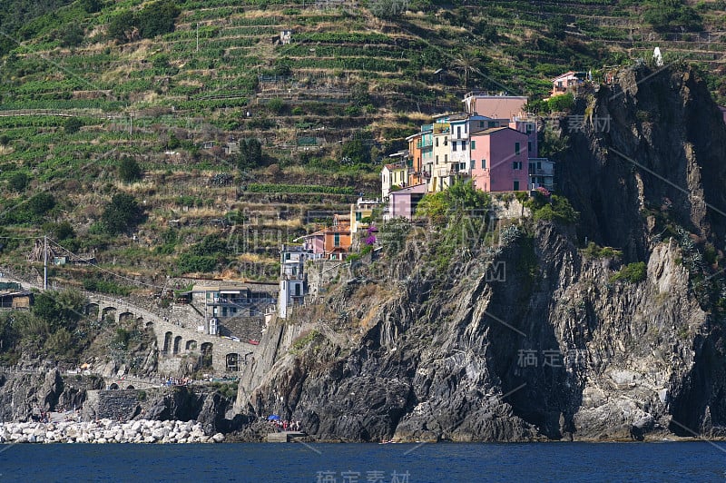 马纳罗拉村(Manarola)是意大利利古里亚(Liguria)地中海陡峭海岸上的一个五特拉山村庄，