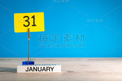 1月31日。1月31日，日历在蓝色背景上。冬天的时间。空白的文本空间，模拟
