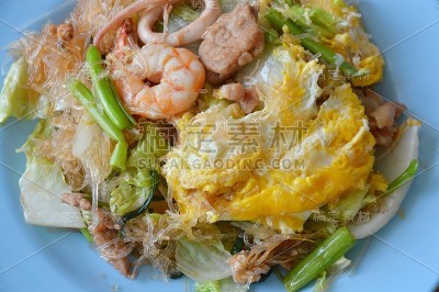 用鸡蛋和海鲜煸炒sukiyaki
