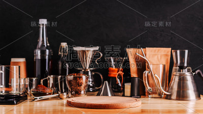 用于制作咖啡饮料的散焦配件和器具，前景上的木制托盘