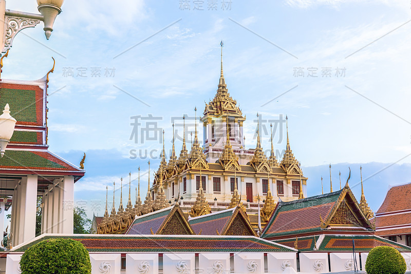 由金属制成的金塔，Wat Ratchanatdaram Temple，泰国曼谷的地标性建筑。