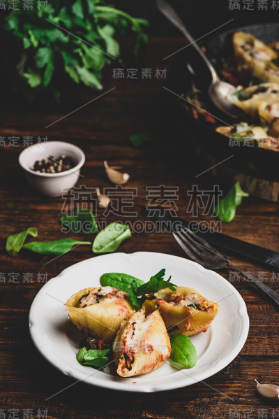 以碎牛肉、菠菜和芝士为馅料的意大利面