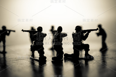 微型玩具士兵和坦克在船上。战争中的玩具军队的特写。