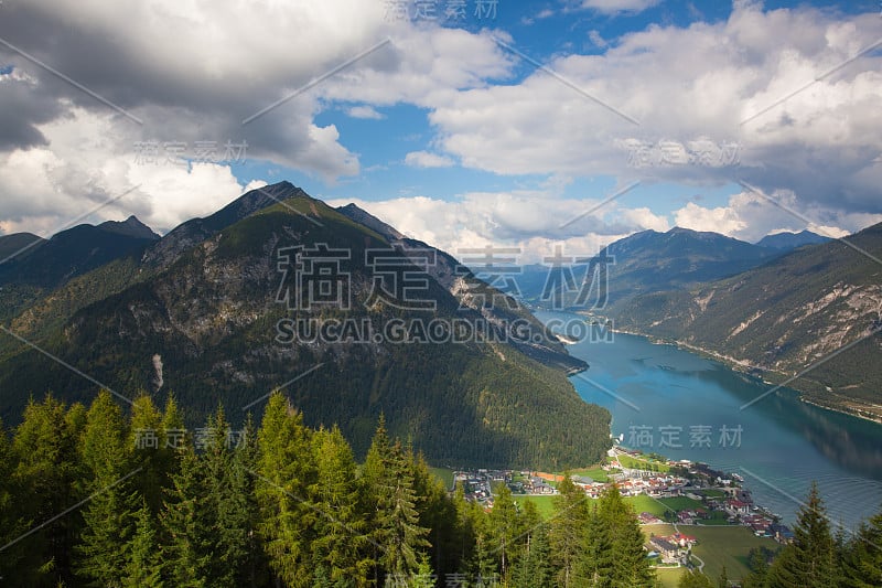 从山顶俯瞰山景