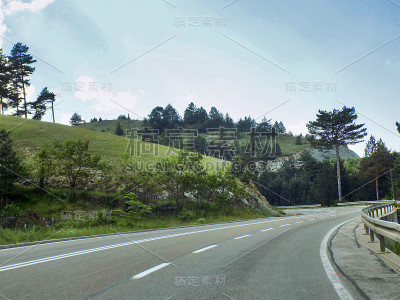 穿越森林的公路旅行