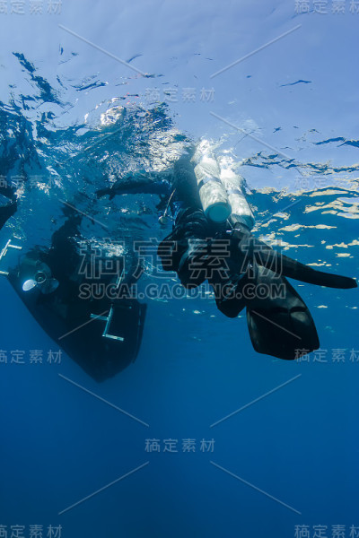 技术潜水员在深度潜水后到达船。