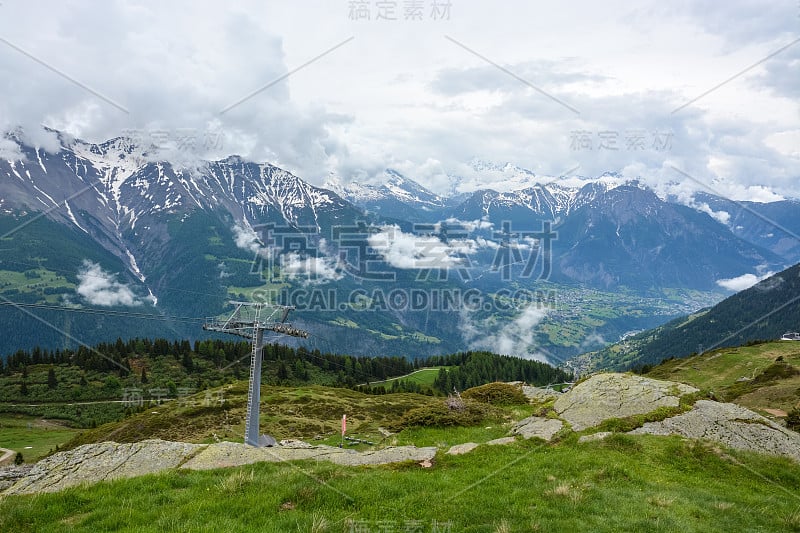 瑞士阿尔卑斯山Bettmeralp和Aletsch冰川附近的Moosfluh贡多拉站