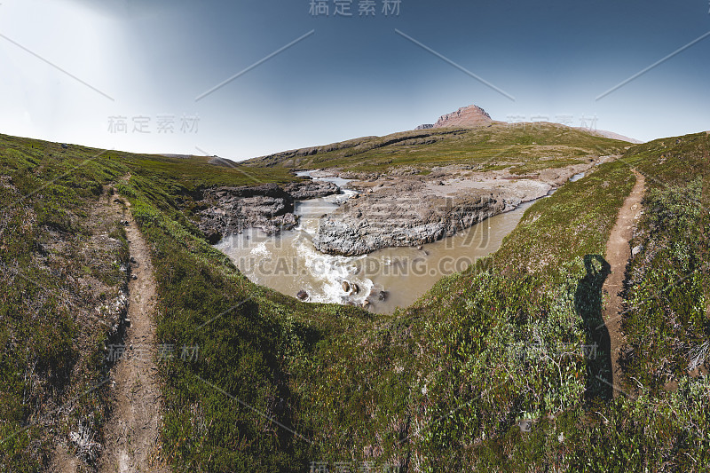 夏季在格里兰的迪斯科湾的北极景观全景。蓝天碧草。有寺庙山的北极圈步道。迪斯科岛和Qeqertarsu