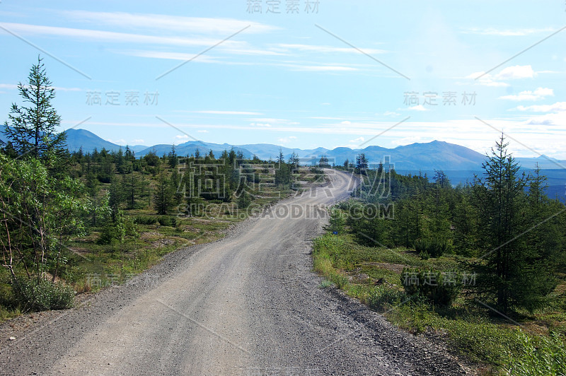 楚科特卡冻原山区的砾石路