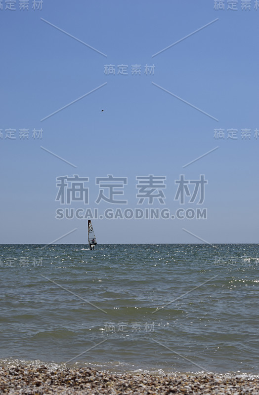 冲浪，在阳光明媚的夏天航行在海上。