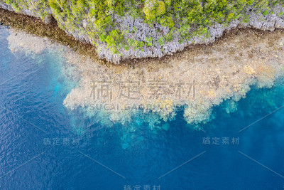 鸟瞰图的岛屿和珊瑚礁下降