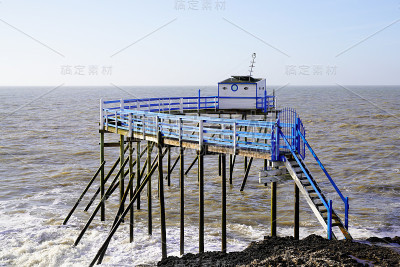 在吉伦德河上的木桩上的渔民小屋
