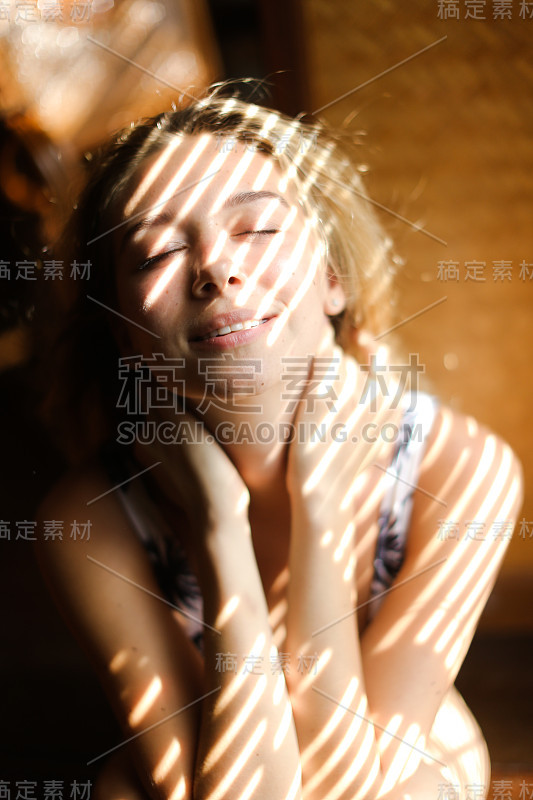 年轻女孩的肖像，闭着眼睛穿着胸罩，条纹阴影