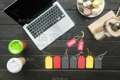 笔记本电脑，马卡龙，咖啡和销售标签