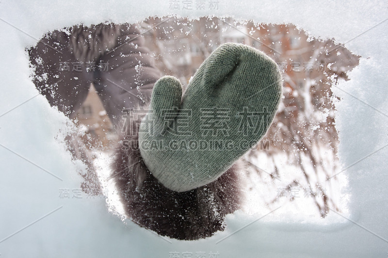 手连指手套擦车窗上的雪