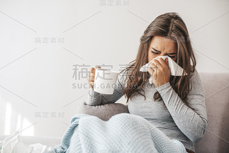 一个生病的女人在擤鼻涕