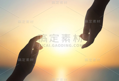 国际和平日的概念:剪影的手帮助