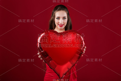拿着心形气球的女人