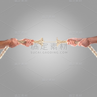 在灰色的背景上，人们拉着绳子的手。
