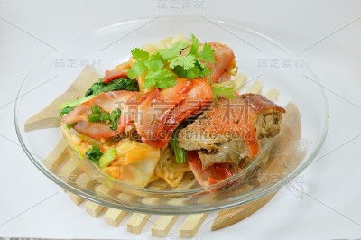 蛋面配叉烧和馄饨