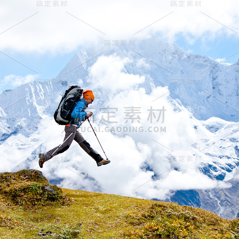 在喜马拉雅山徒步旅行