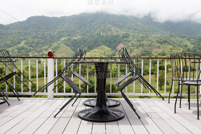 美丽的阳台休息室与山景