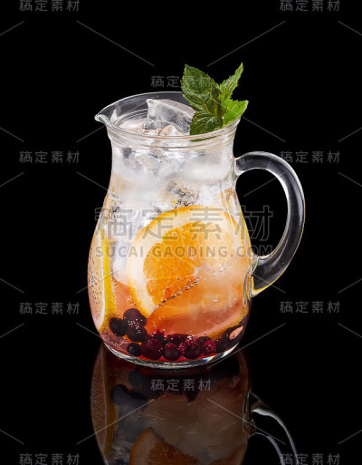 在黑色背景上放柠檬水