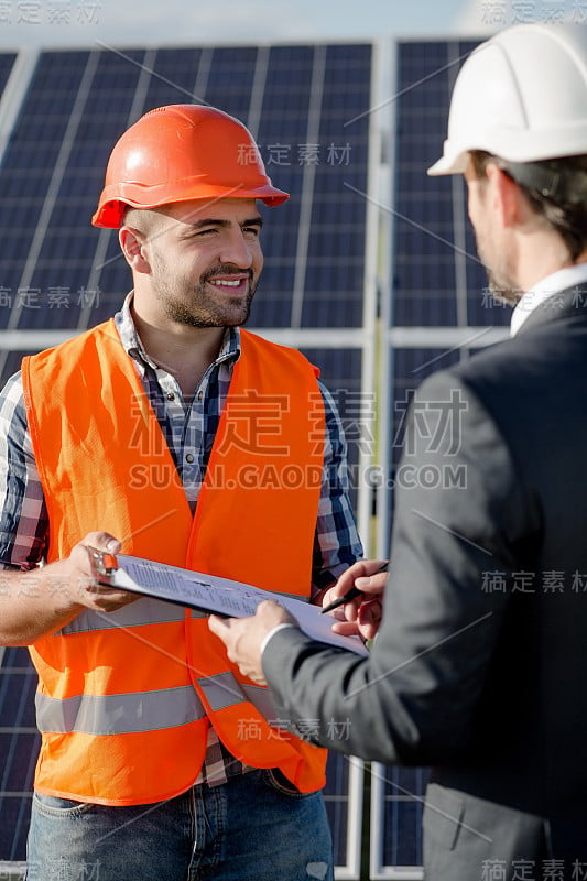 商业客户签订太阳能电池板安装合同。