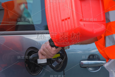司机从汽油罐里把油加到空油箱里。