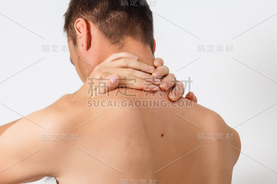 一名男子抱着受伤的脖子，孤立地站在白色背景上