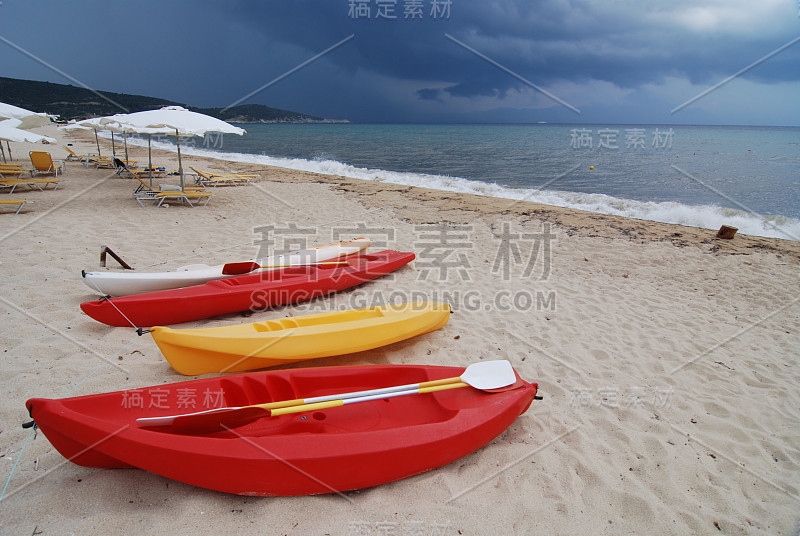 暴风雨前，空海滩上的橡皮艇