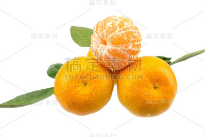 白色背景上分离的新鲜橘果