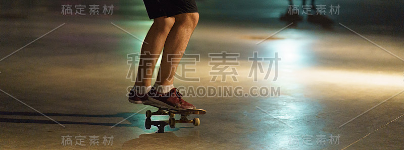 滑板者的腿和滑板的形象。