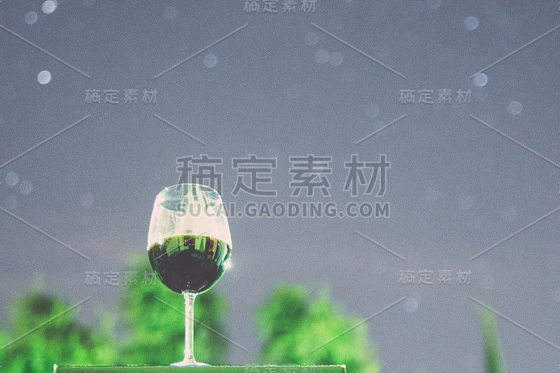 星空下的红酒杯