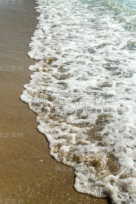 柔软的海浪在沙滩上