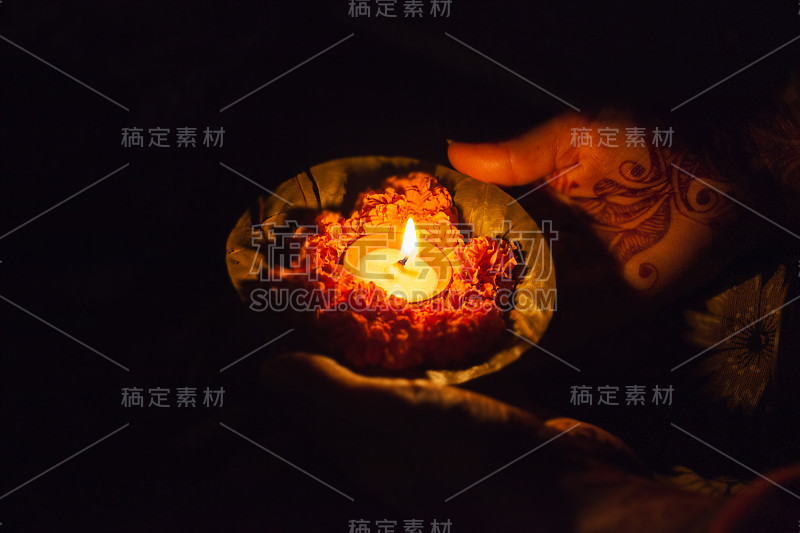 在印度瓦拉纳西恒河上的船上祈祷