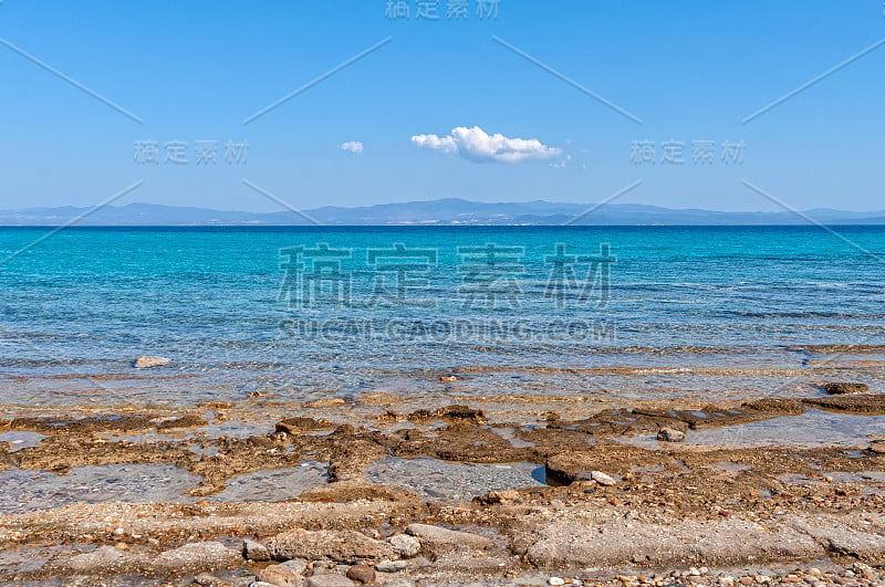 阿菲托斯镇海滩全景，卡桑德拉，查尔基迪基，马其顿中部，希腊。爱奥尼亚海边的海滩