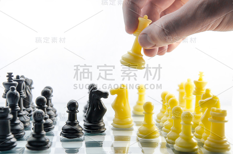 象棋手在白皇后下棋