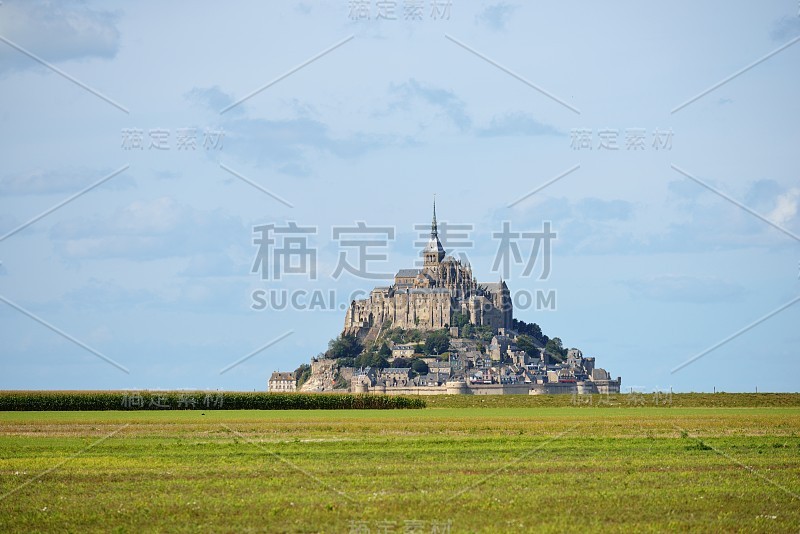 圣米歇尔山，法国，与绿色的田野