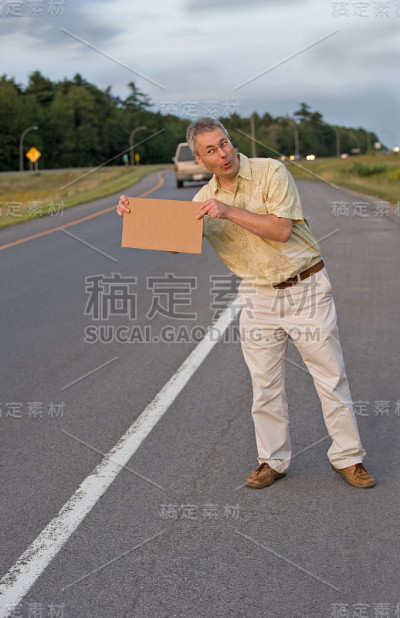 带着空白标志的迷人的搭便车者