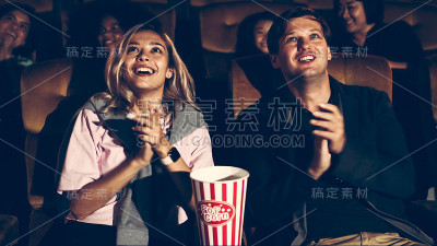 观众在电影结束时鼓掌并享受