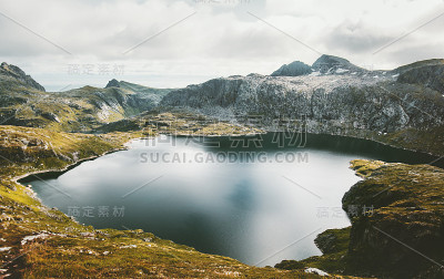 挪威的湖泊和山脉景观旅游风景斯堪的纳维亚自然鸟瞰图