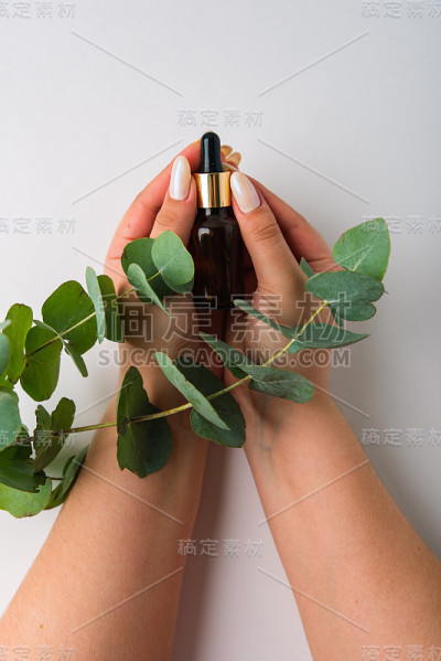 一个白底女孩手里拿着管子